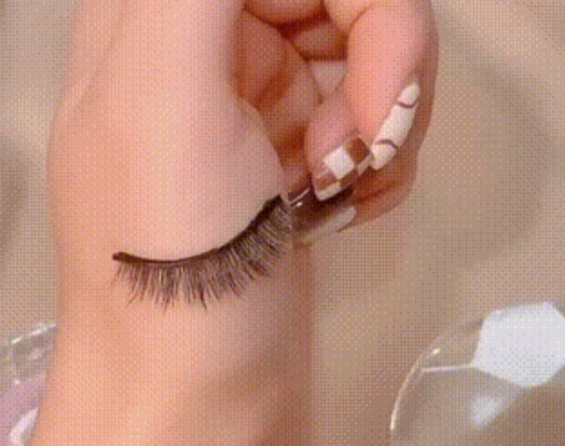 つけまつげ