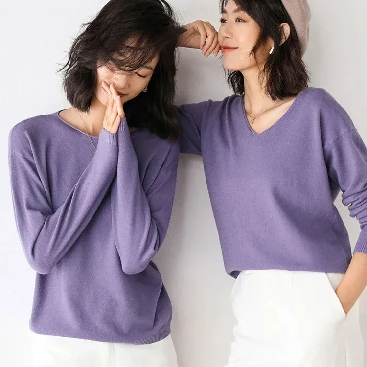 女性用ラウンドネックルーズニット