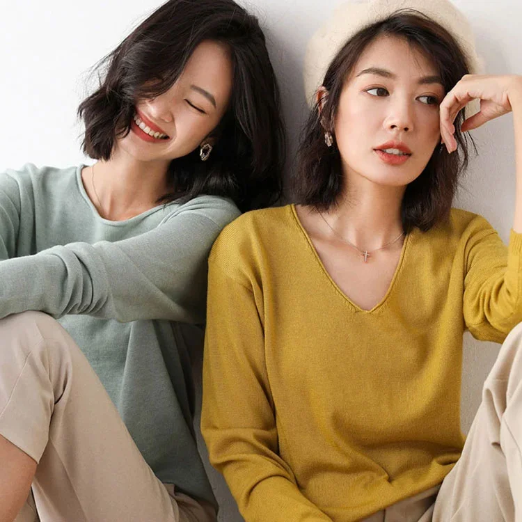 女性用ラウンドネックルーズニット