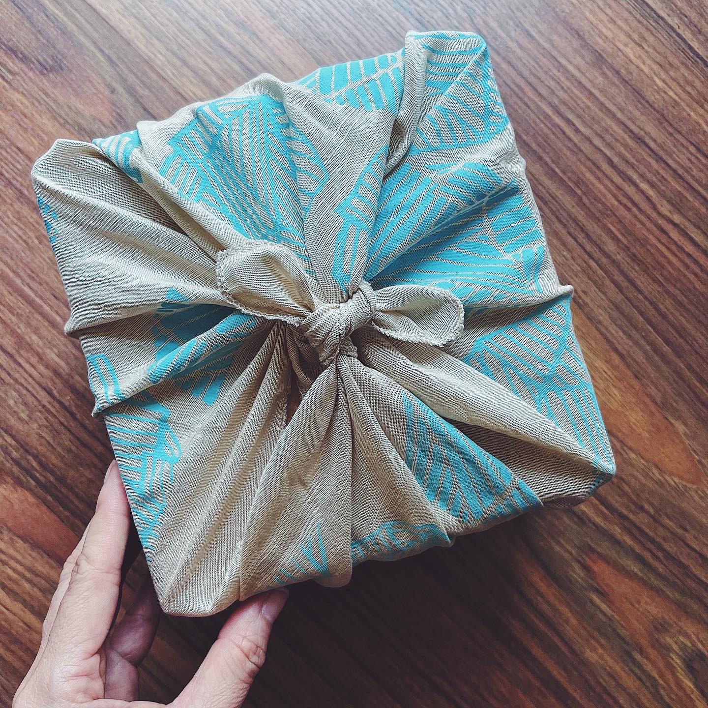 Furoshiki : And the Japanese Art of Gift Wrapping