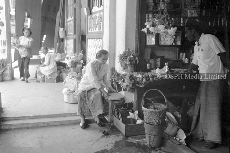 Shoppers for Hari Raya Puasa at the Five-Foot-Way 1952-My Sg Memories