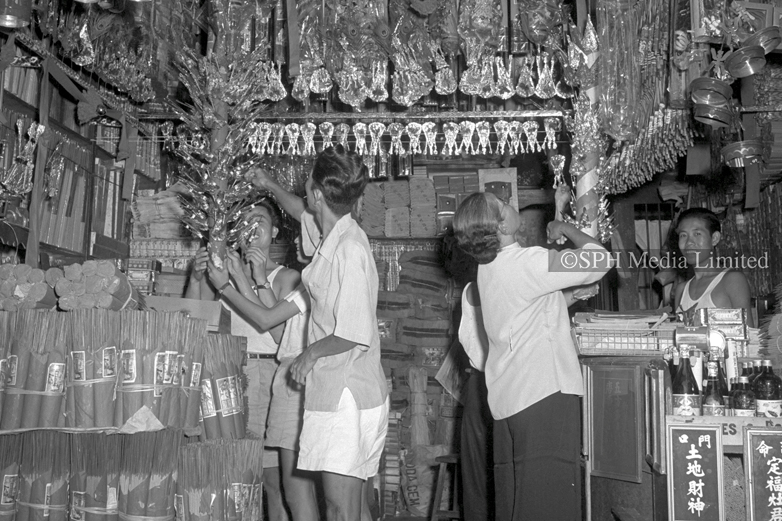 Chinese New Year Shoppers in Chinatown 1955-My Sg Memories