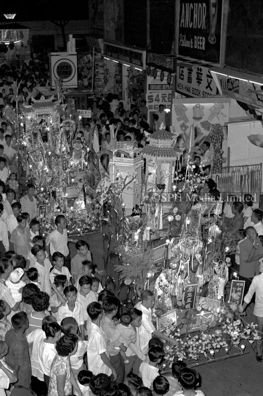 Chinese New Year Crowd at Happy World 1963-My Sg Memories