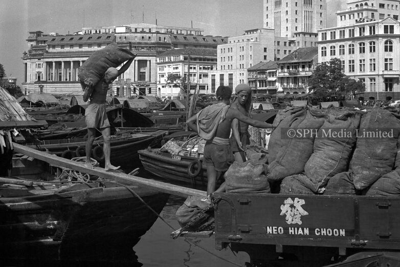 Coolies Transferring Goods from the Tongkang 1956-My Sg Memories