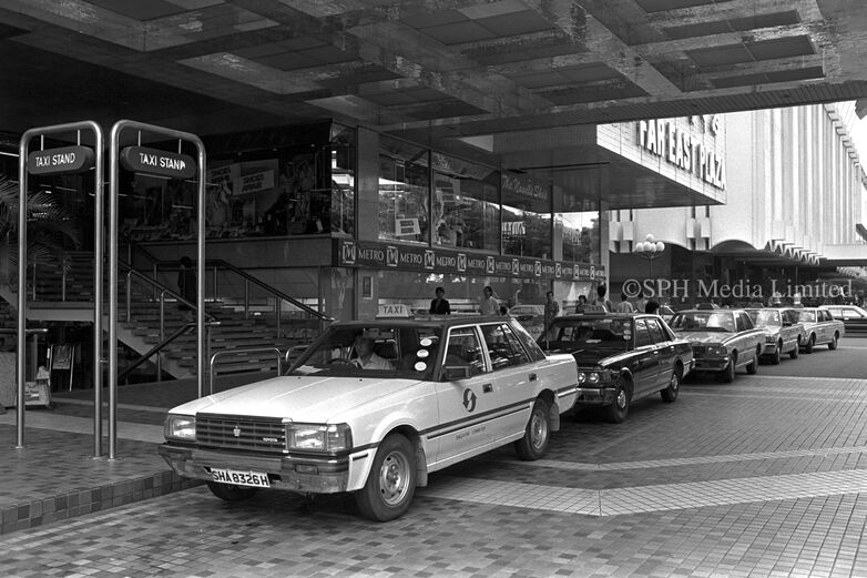 Taxis Queuing at Far East Plaza in Scotts Road 1985-My Sg Memories