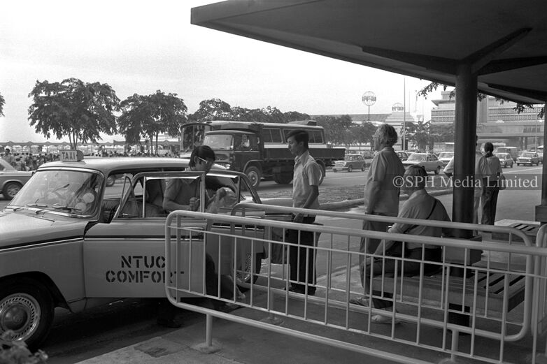 Taxi Stop at Fullerton Building 1974-My Sg Memories