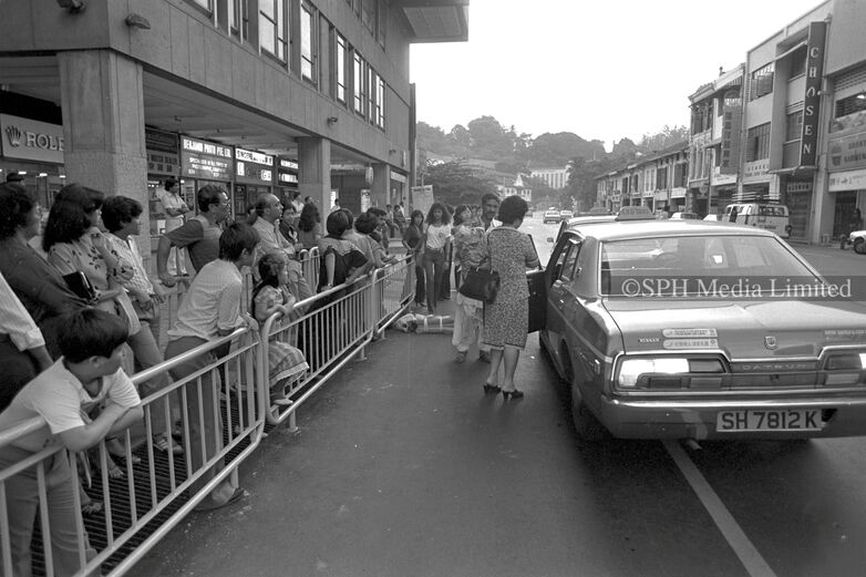 Commuters Waiting for Cabs at Peninsula Hotel 1980-My Sg Memories