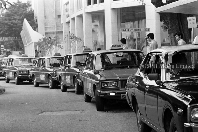 An Unusual Scene of Taxis Waiting for Passengers 1982-My Sg Memories