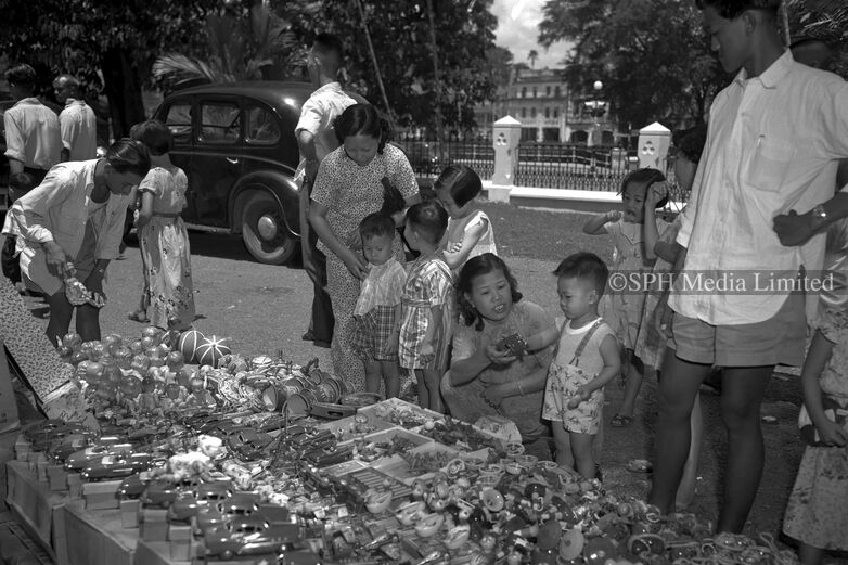 Hawker Stalls During Chinese New Year 1953-My Sg Memories