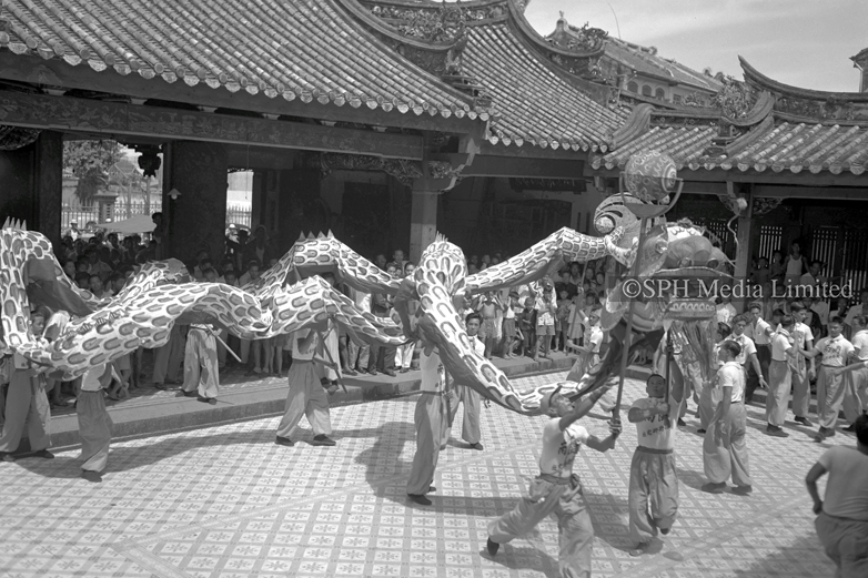 Dragon Dance at Thian Hock Keng Temple 1953-My Sg Memories