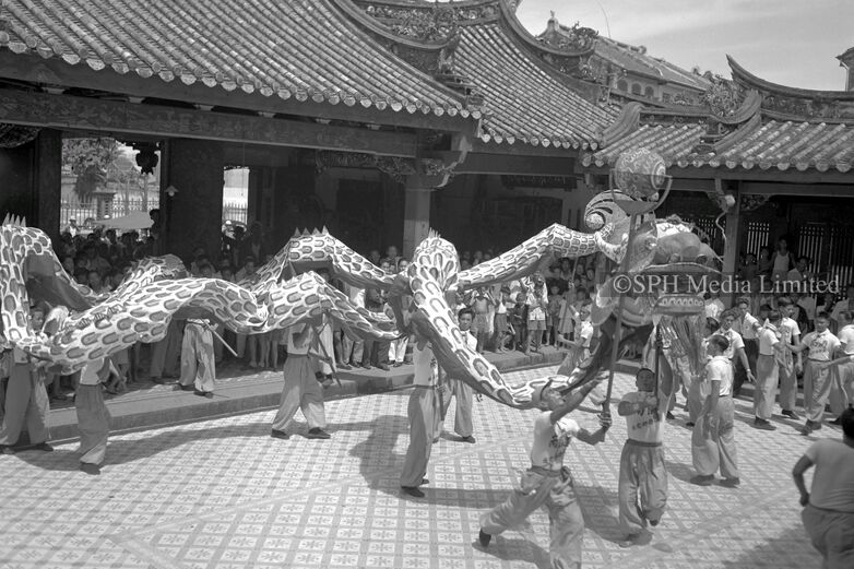 Dragon Dance at Thian Hock Keng Temple 1953-My Sg Memories