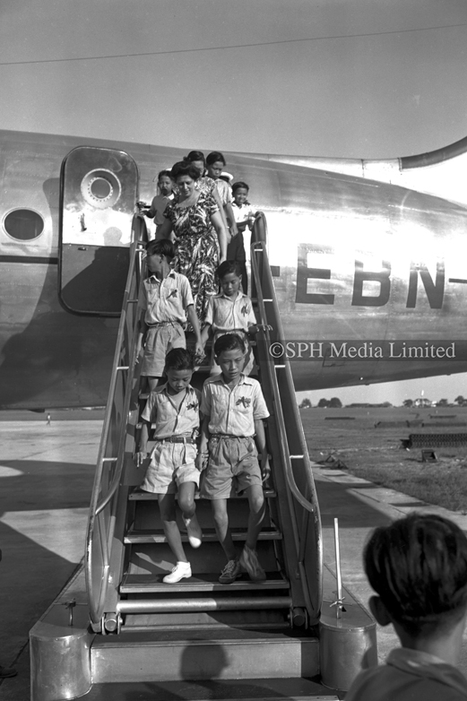 Children Take a Joyride on Qantas Skymaster Plane 1950-My Sg Memories