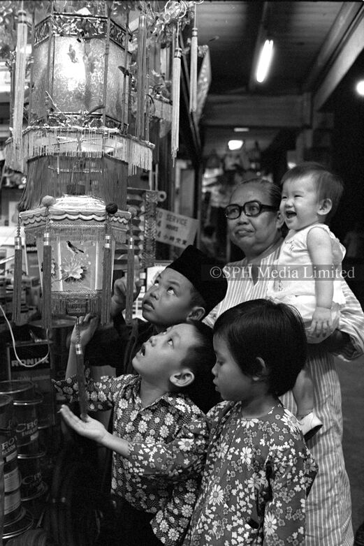 Celebrating Mooncake Festival as a Neighbourhood 1973-My Sg Memories