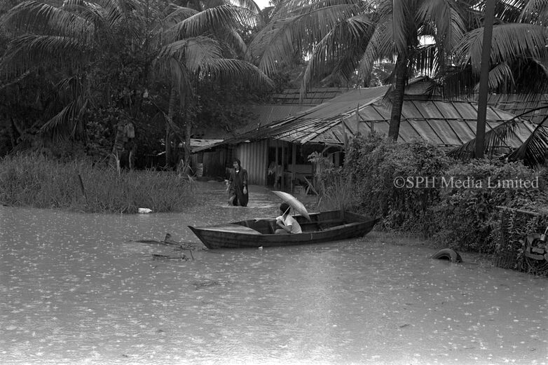 Flood Evacuation by Sampan on Kallang River 1980-My Sg Memories