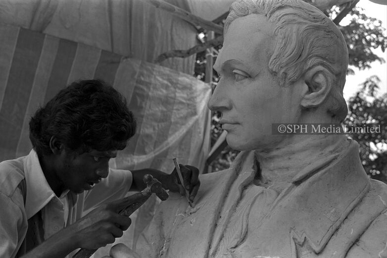 Fixing a Statue of Sir Stamford Raffles 1980-My Sg Memories