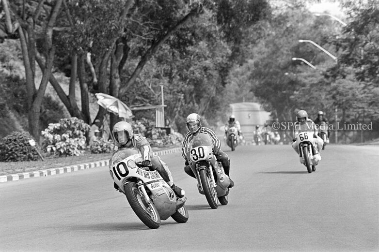 Riders Racing Down the Thomson Mile 1972