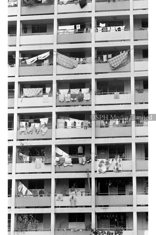 Laundry drying on and along the parapet walls, 1986 Print