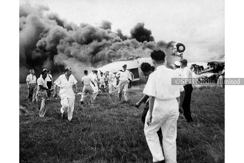 Plane crash, 1954 Print