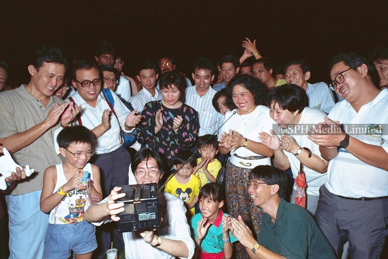 Crowd watching swearing-in ceremony 1990, Print