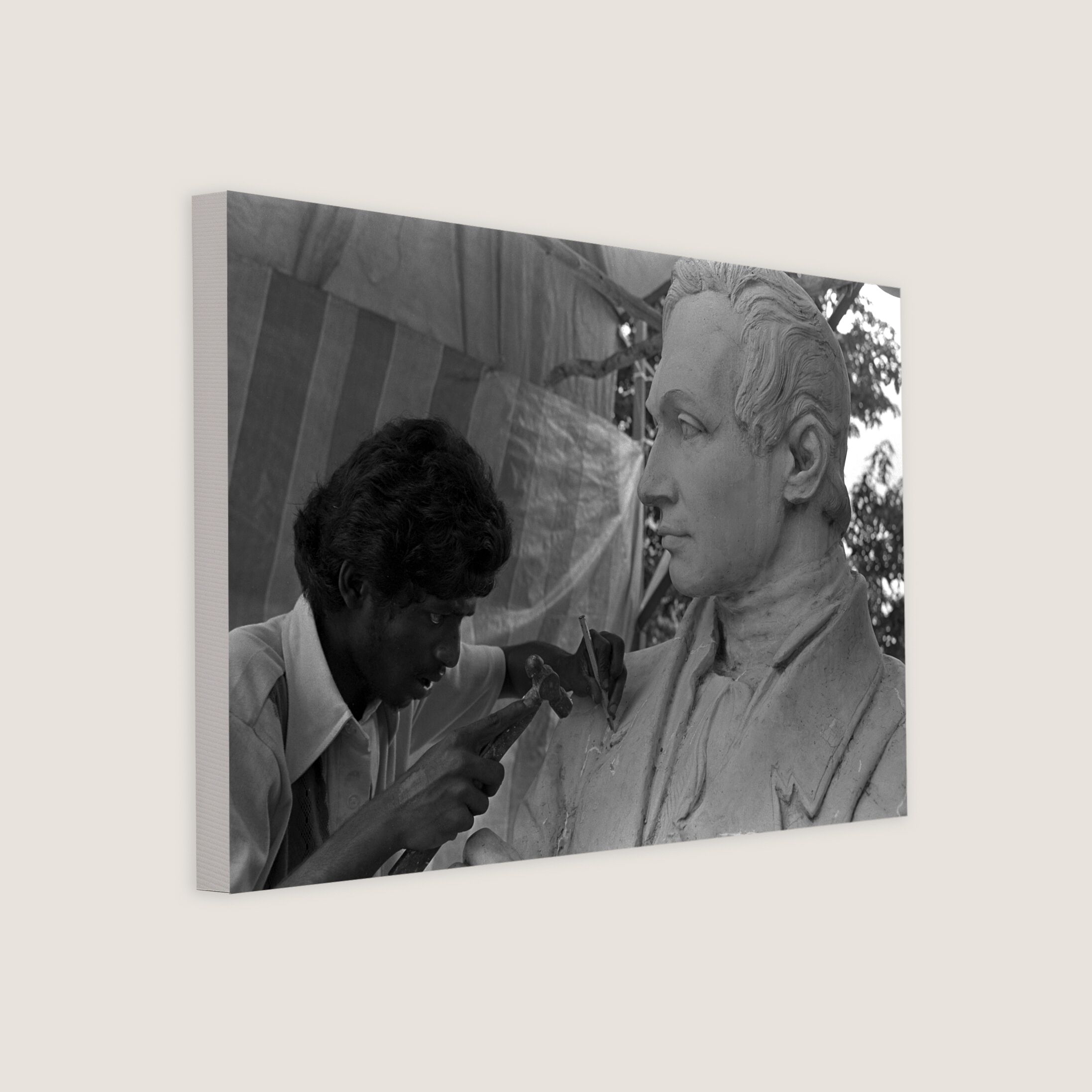 Fixing a Statue of Sir Stamford Raffles 1980-My Sg Memories