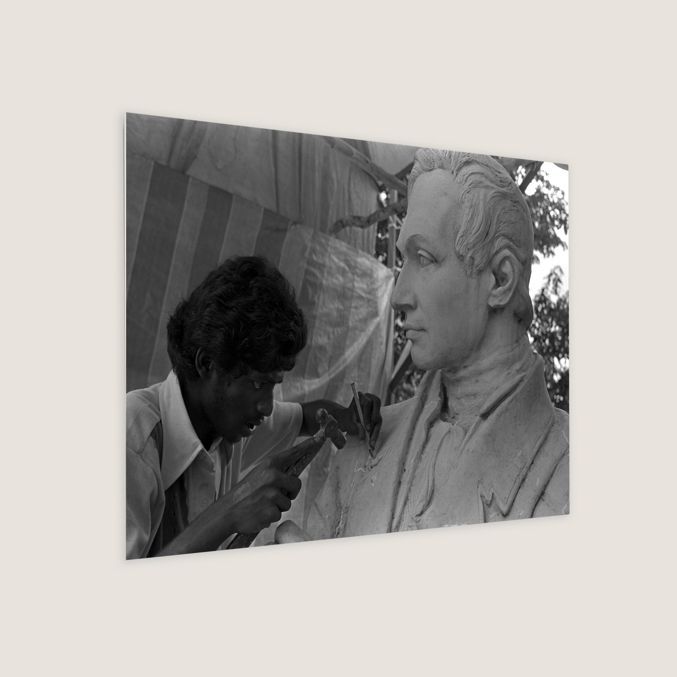 Fixing a Statue of Sir Stamford Raffles 1980-My Sg Memories