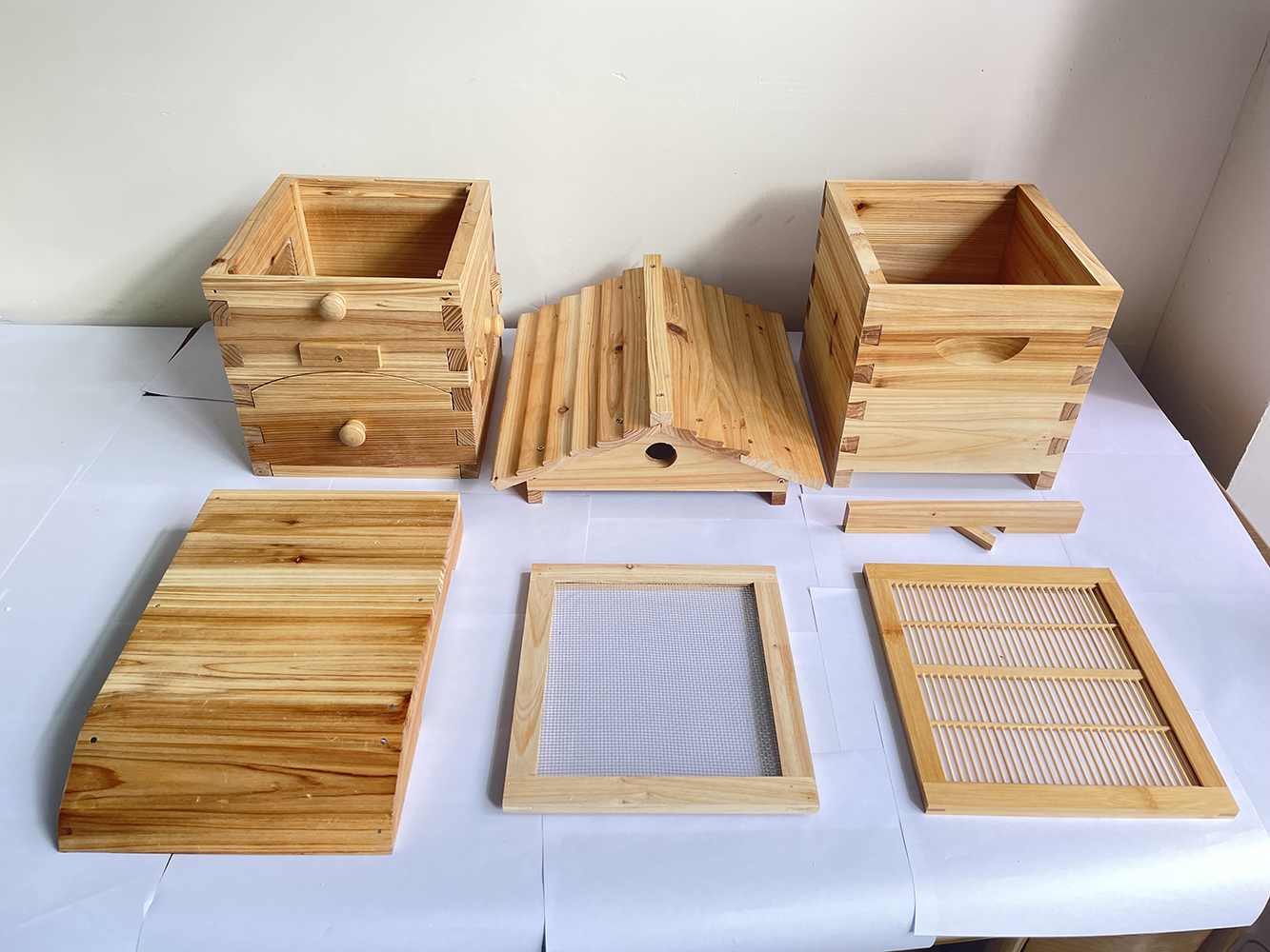 Auto Flow Bee Hives Honey Boxes Beehive + 4 x Beekeeping Frames +6 Bee Foundations with frames