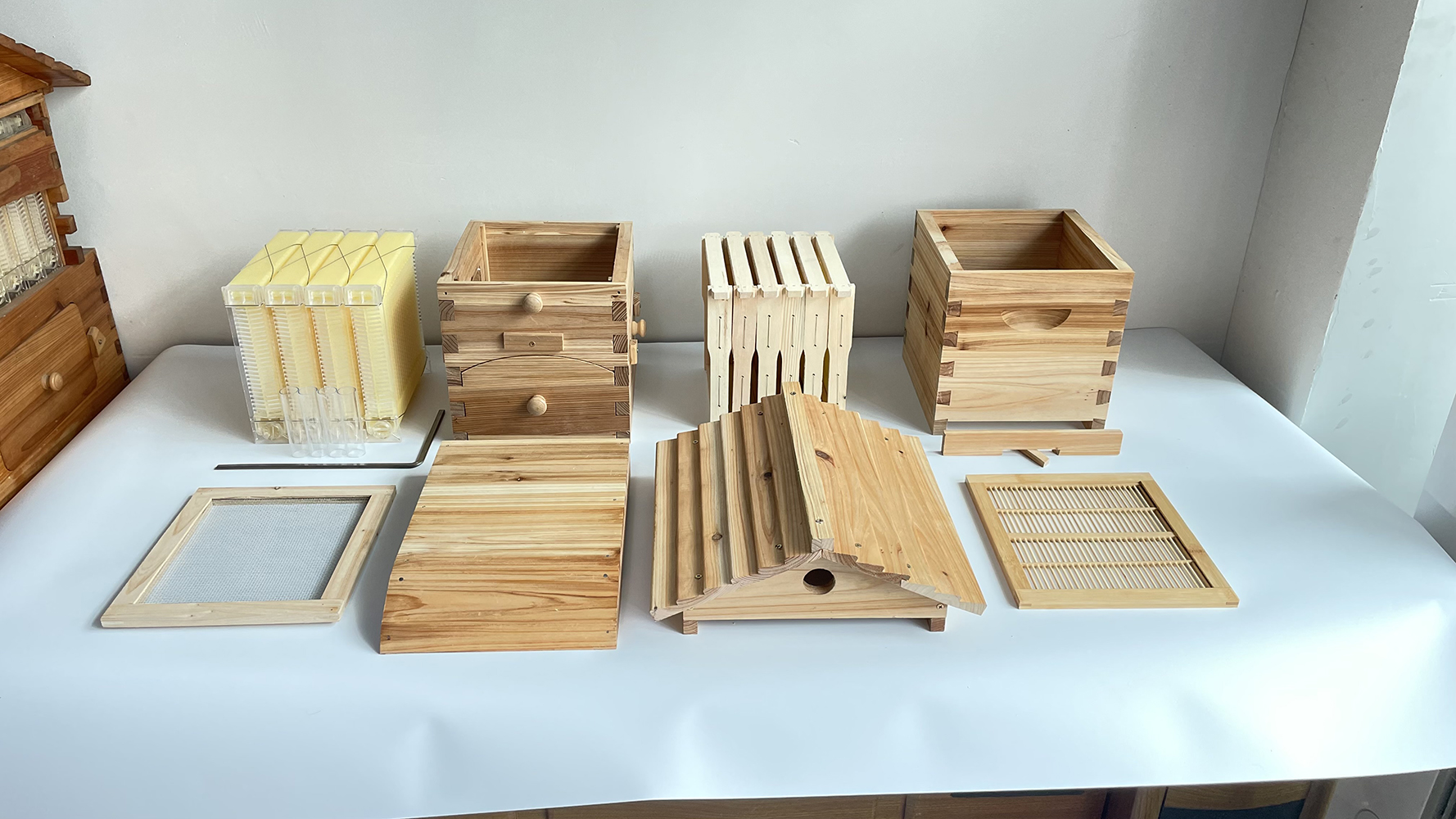 Auto Flow Bee Hives Honey Boxes Beehive + 4 x Beekeeping Frames +6 Bee Foundations with frames