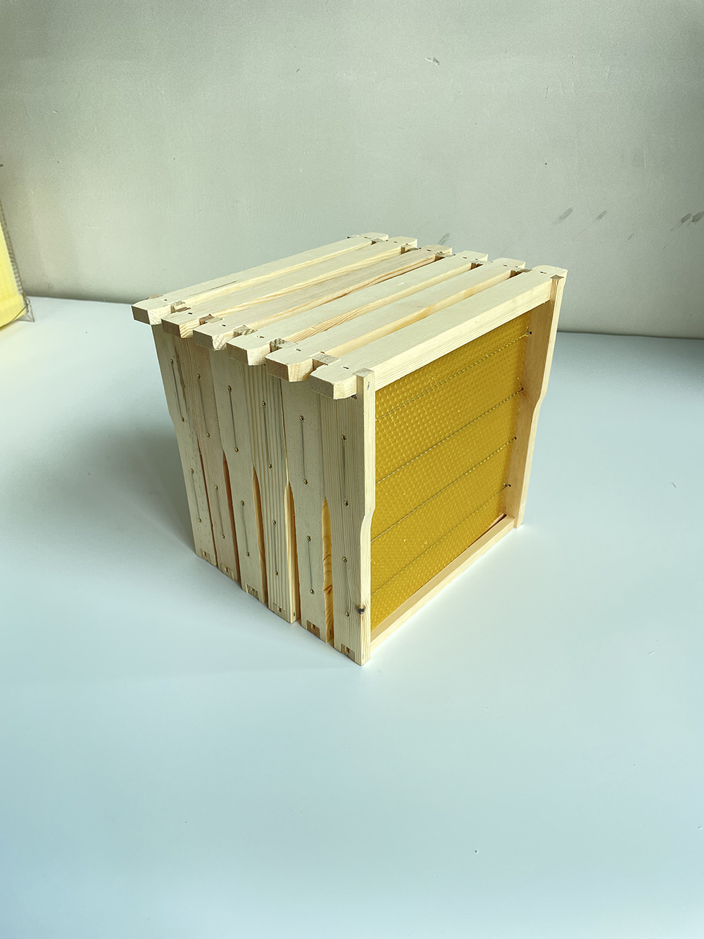 Auto Flow Bee Hives Honey Boxes Beehive + 4 x Beekeeping Frames +6 Bee Foundations with frames