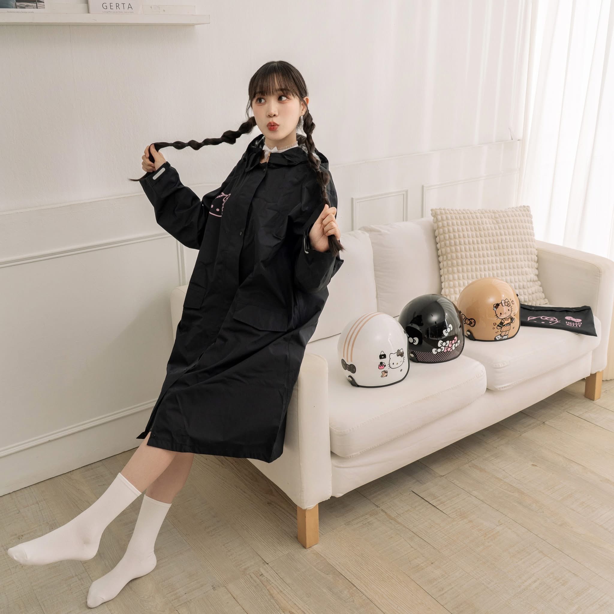 Hello Kitty x Long Legs - Raincoat with pouch 