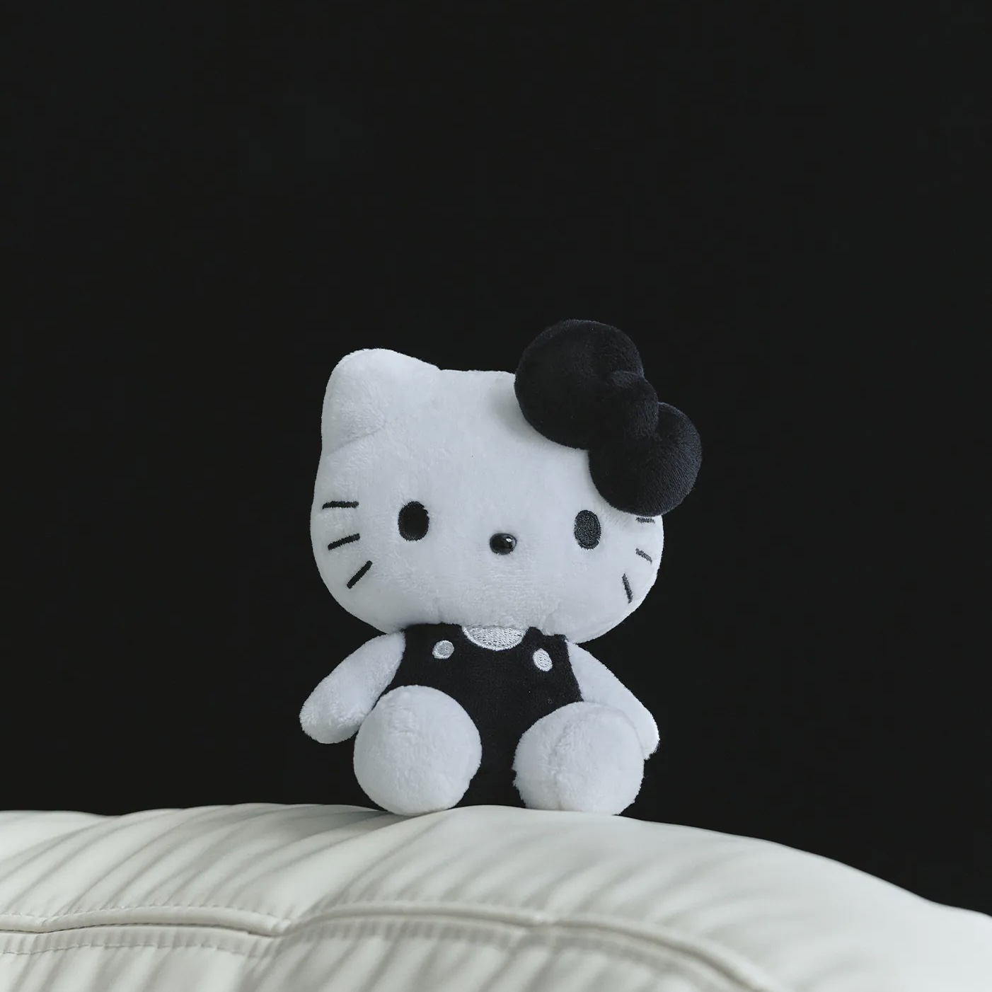 RM x Sanrio Houndstooth - Hello Kitty (seated)