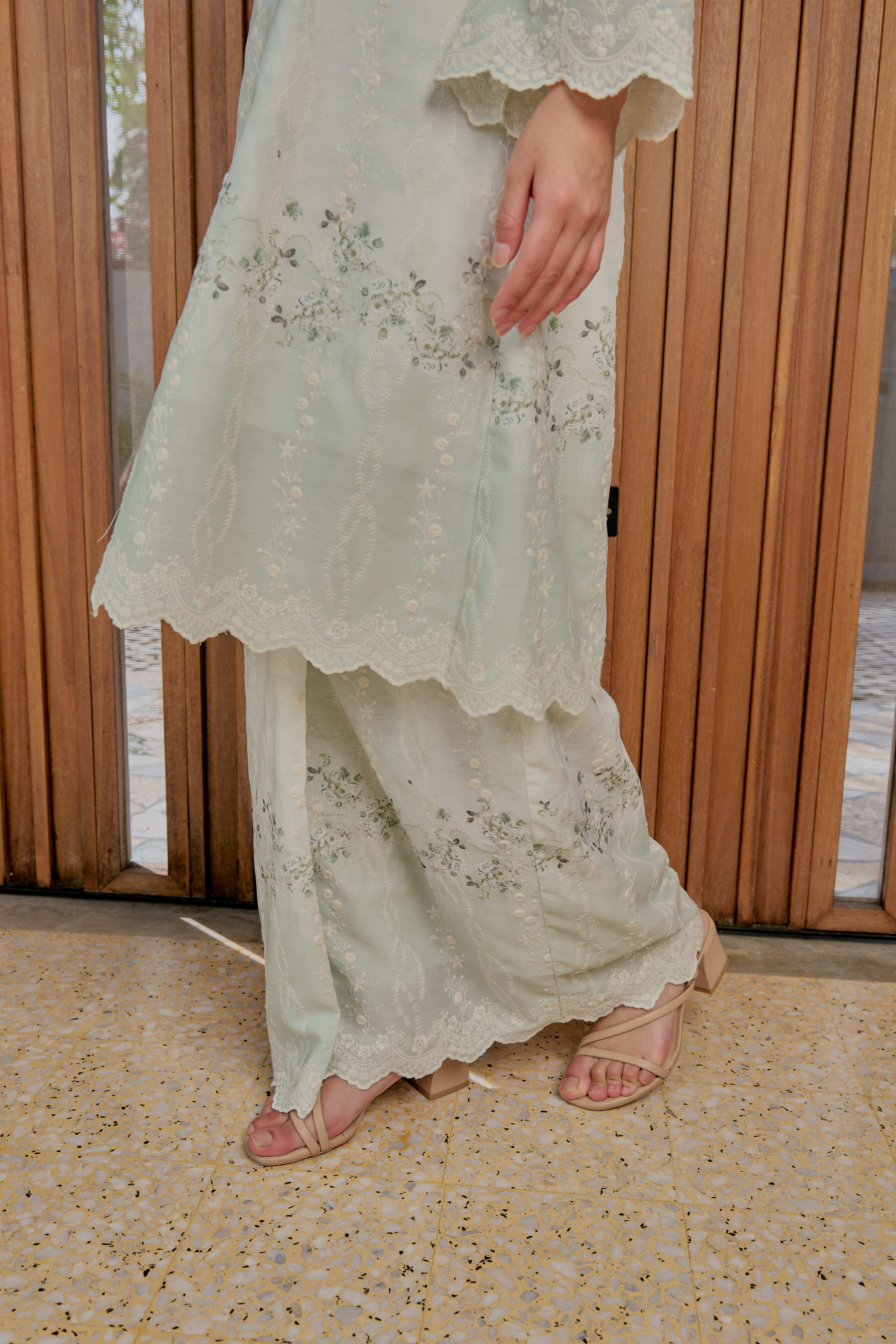 Minted Moss Kebarung