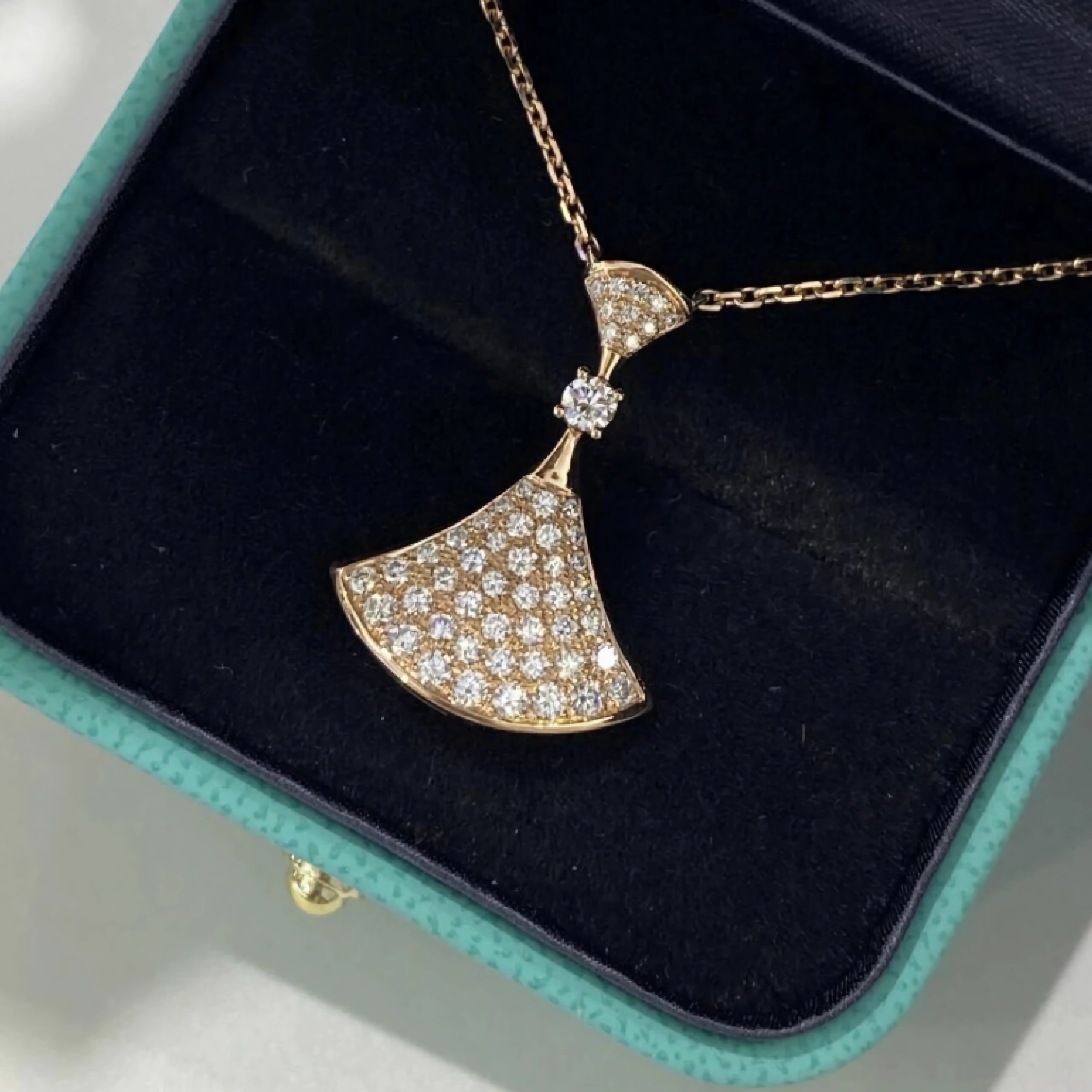Diva's Necklace With Diamond