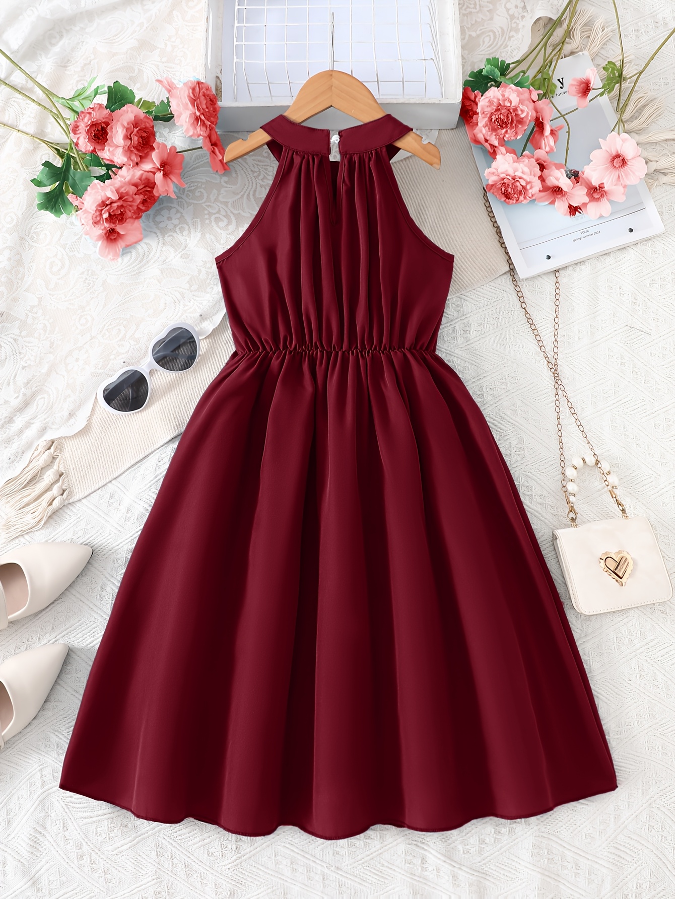 Elegant off-shoulder halter neck mid-length dress for girls with gold-tone decorative buttons at the waist. A stylish and elegant princess dress for spring/summer, suitable for occasions such as parties, performances, formal events, daily casual