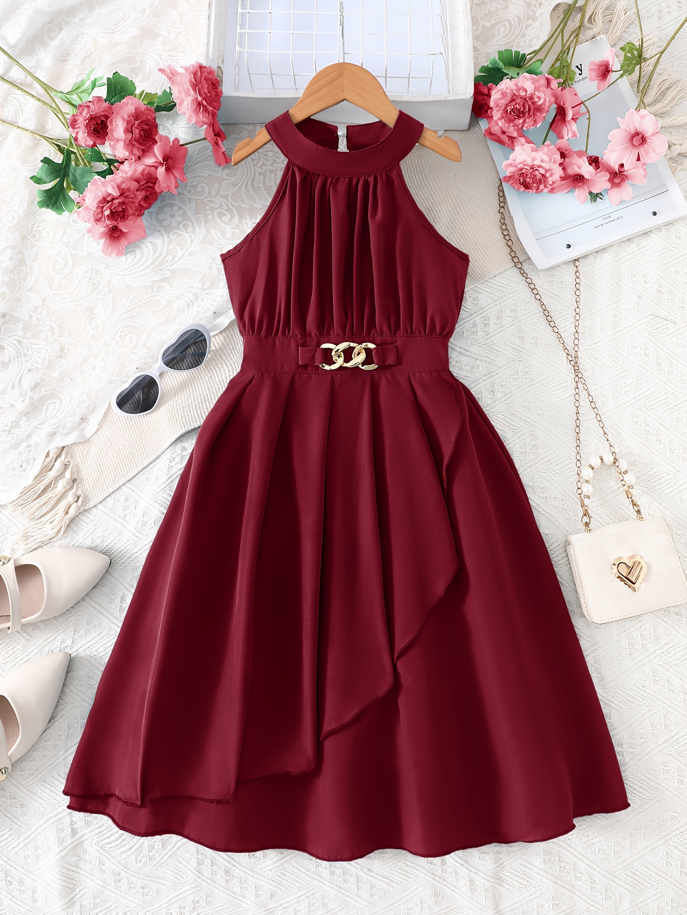Elegant off-shoulder halter neck mid-length dress for girls with gold-tone decorative buttons at the waist. A stylish and elegant princess dress for spring/summer, suitable for occasions such as parties, performances, formal events, daily casual