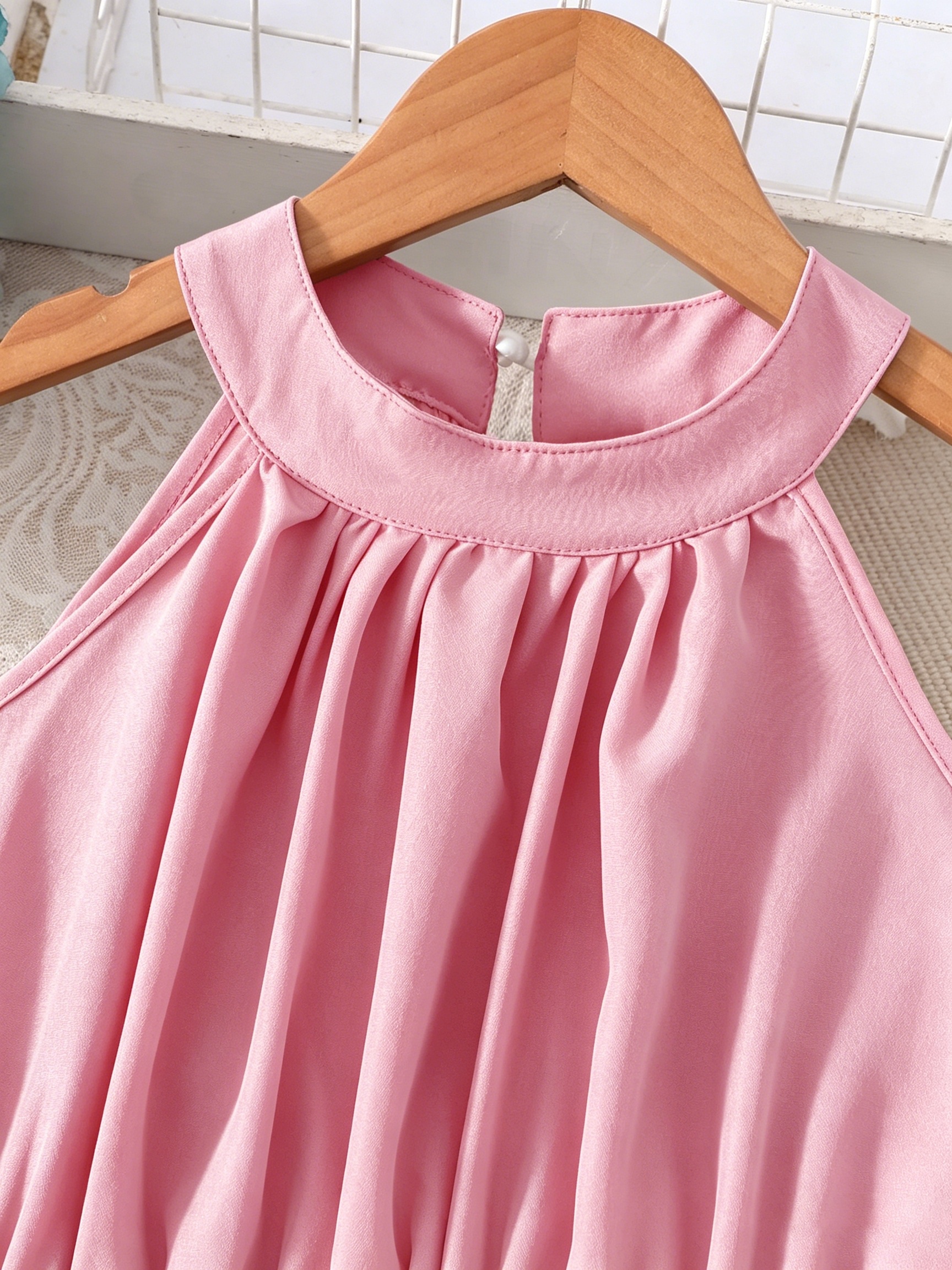 Elegant off-shoulder halter neck mid-length dress for girls with gold-tone decorative buttons at the waist. A stylish and elegant princess dress for spring/summer, suitable for occasions such as parties, performances, formal events, daily casual