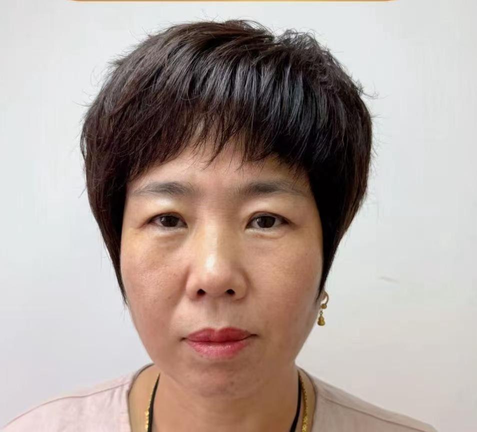 전모발로 제작된 노인용 가발 네 개