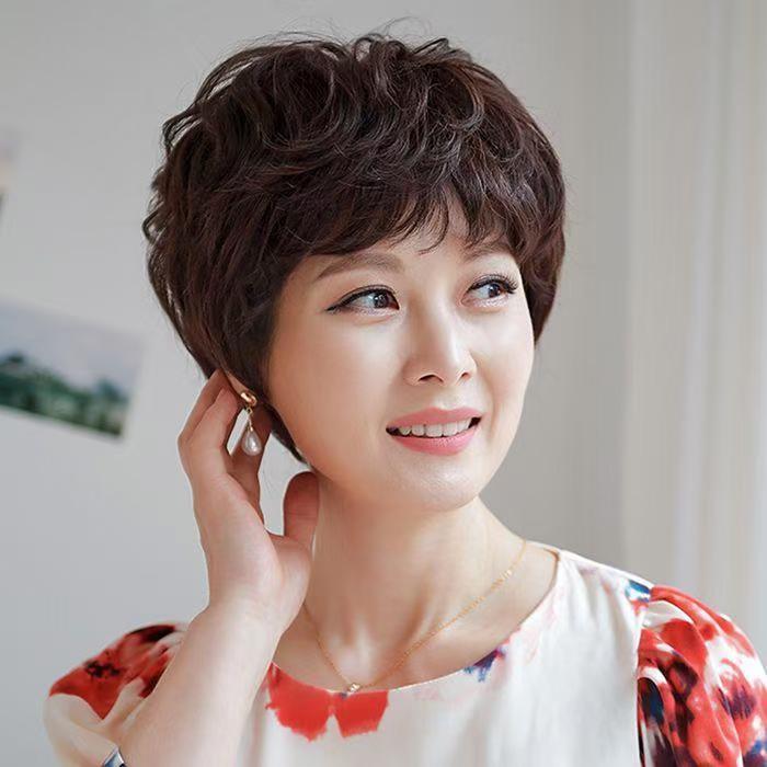 전모발로 제작된 노인용 가발 네 개