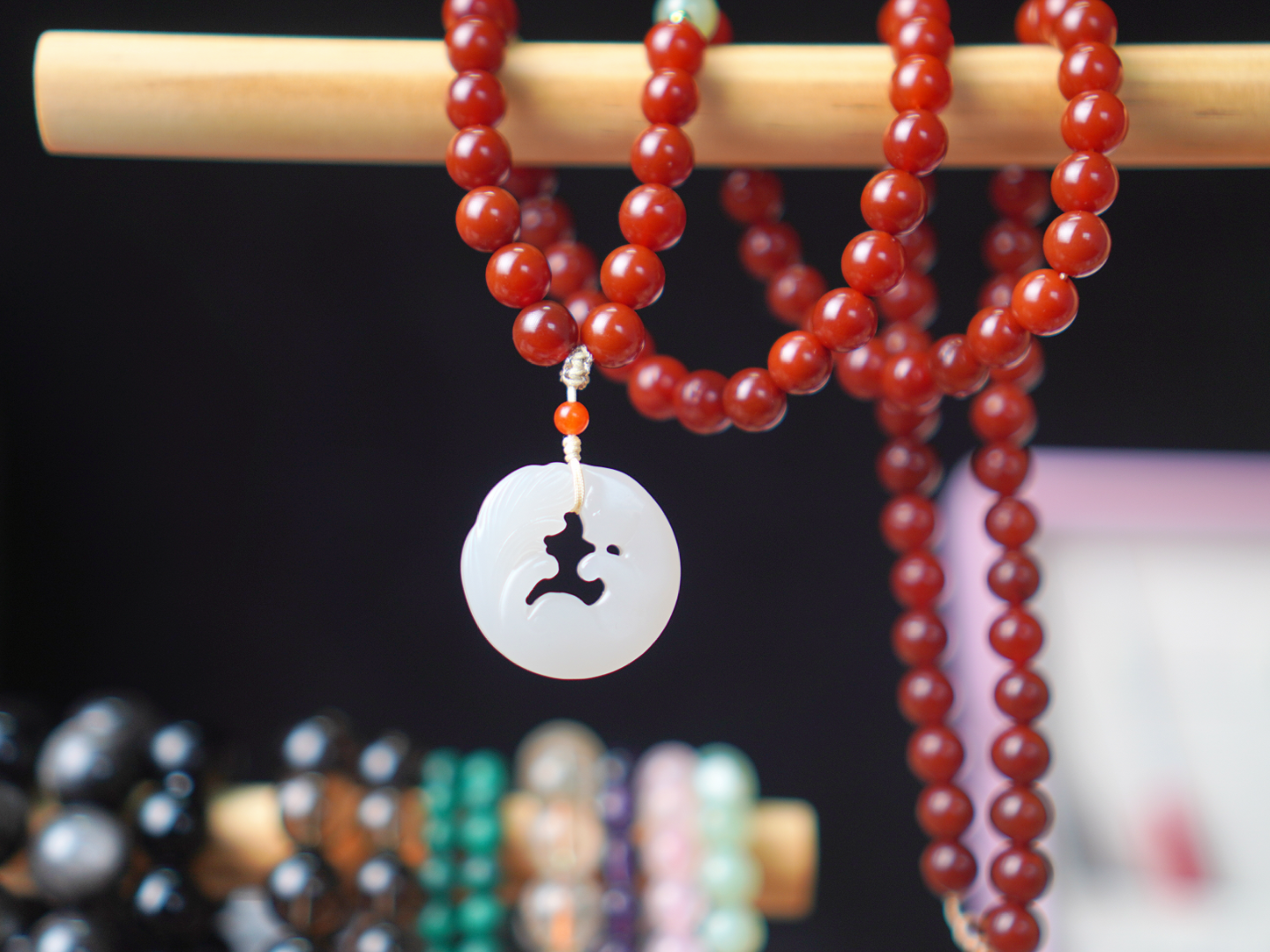 南红手串一条+南红和田玉项链一条