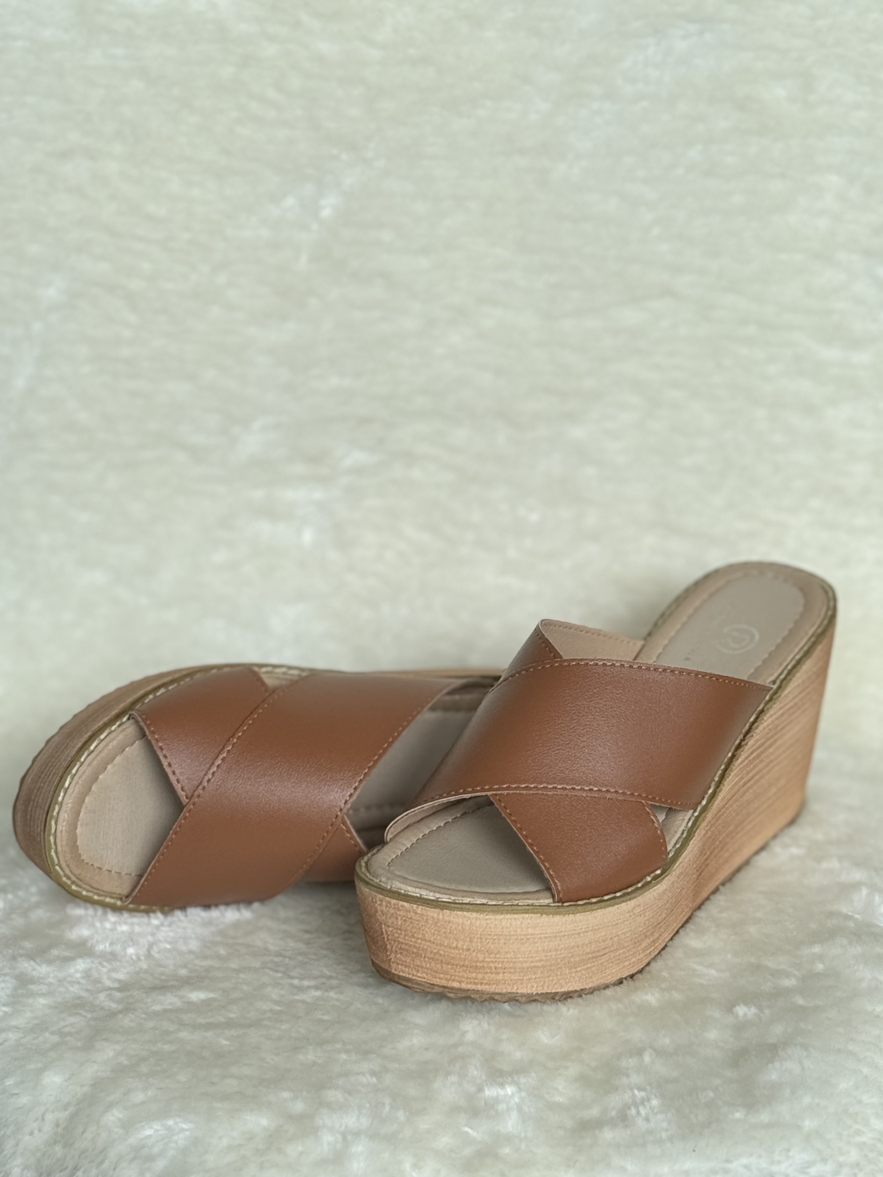 LATIE Leather Wedge