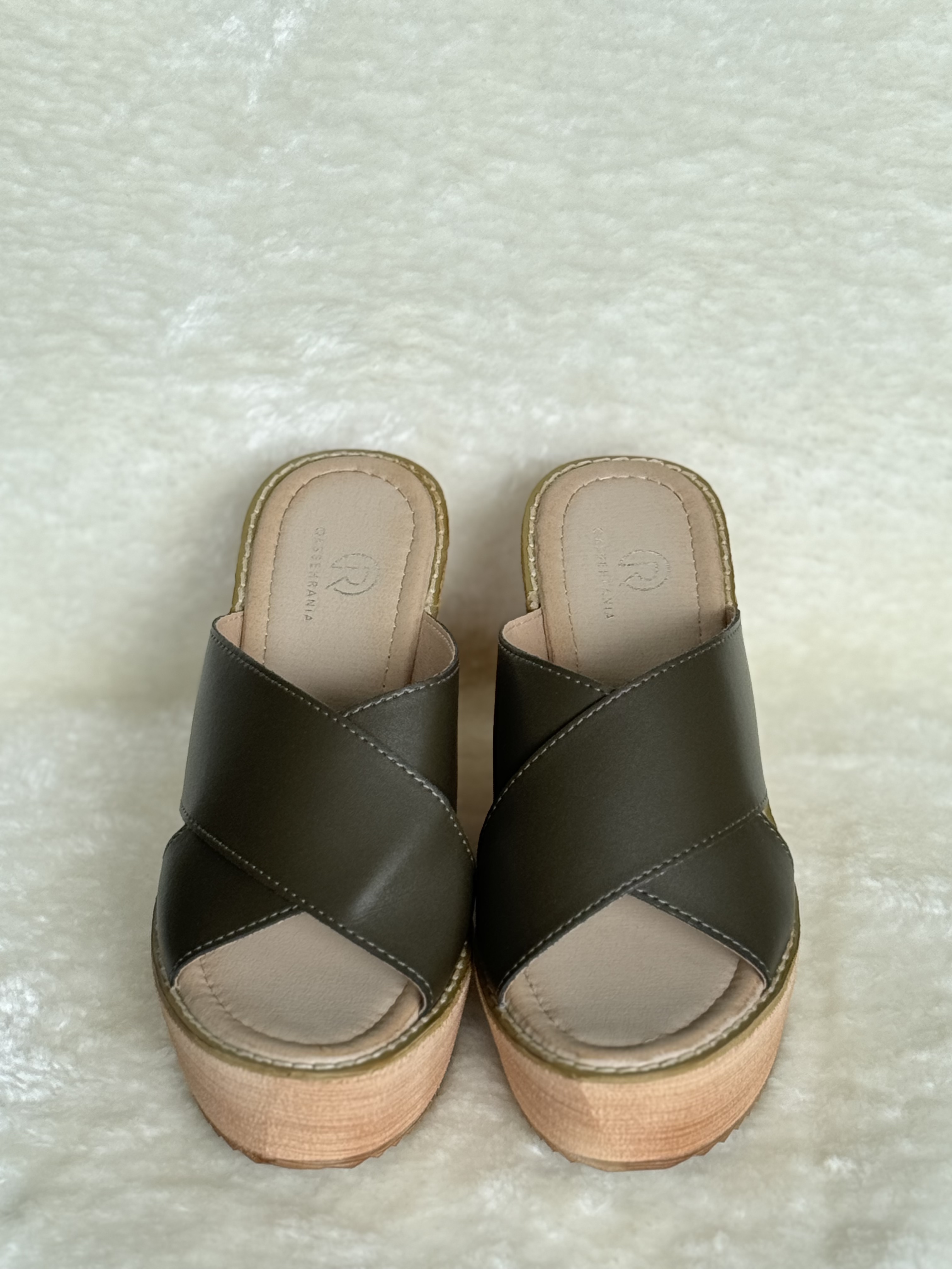 LATIE Leather Wedge