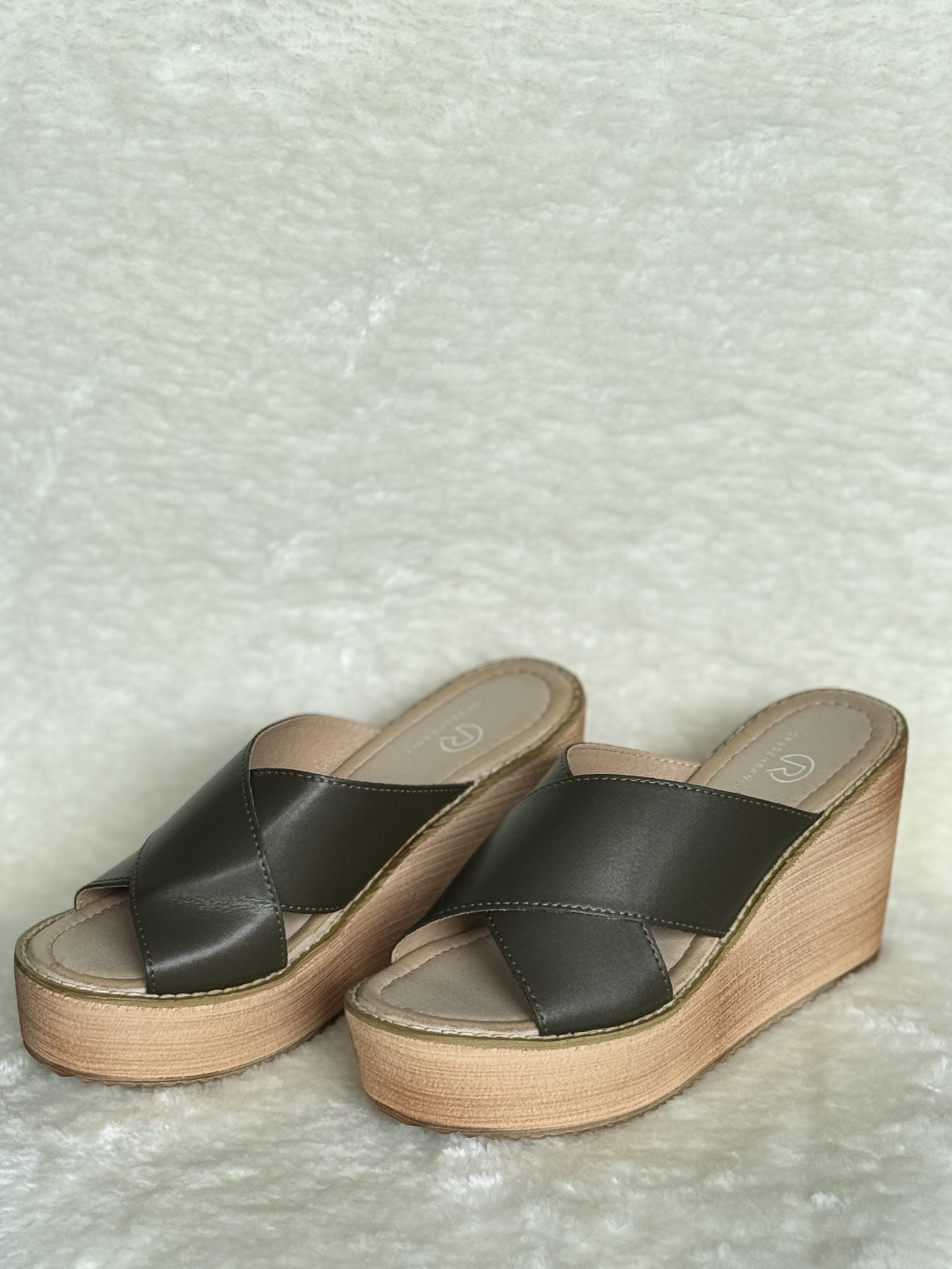 LATIE Leather Wedge