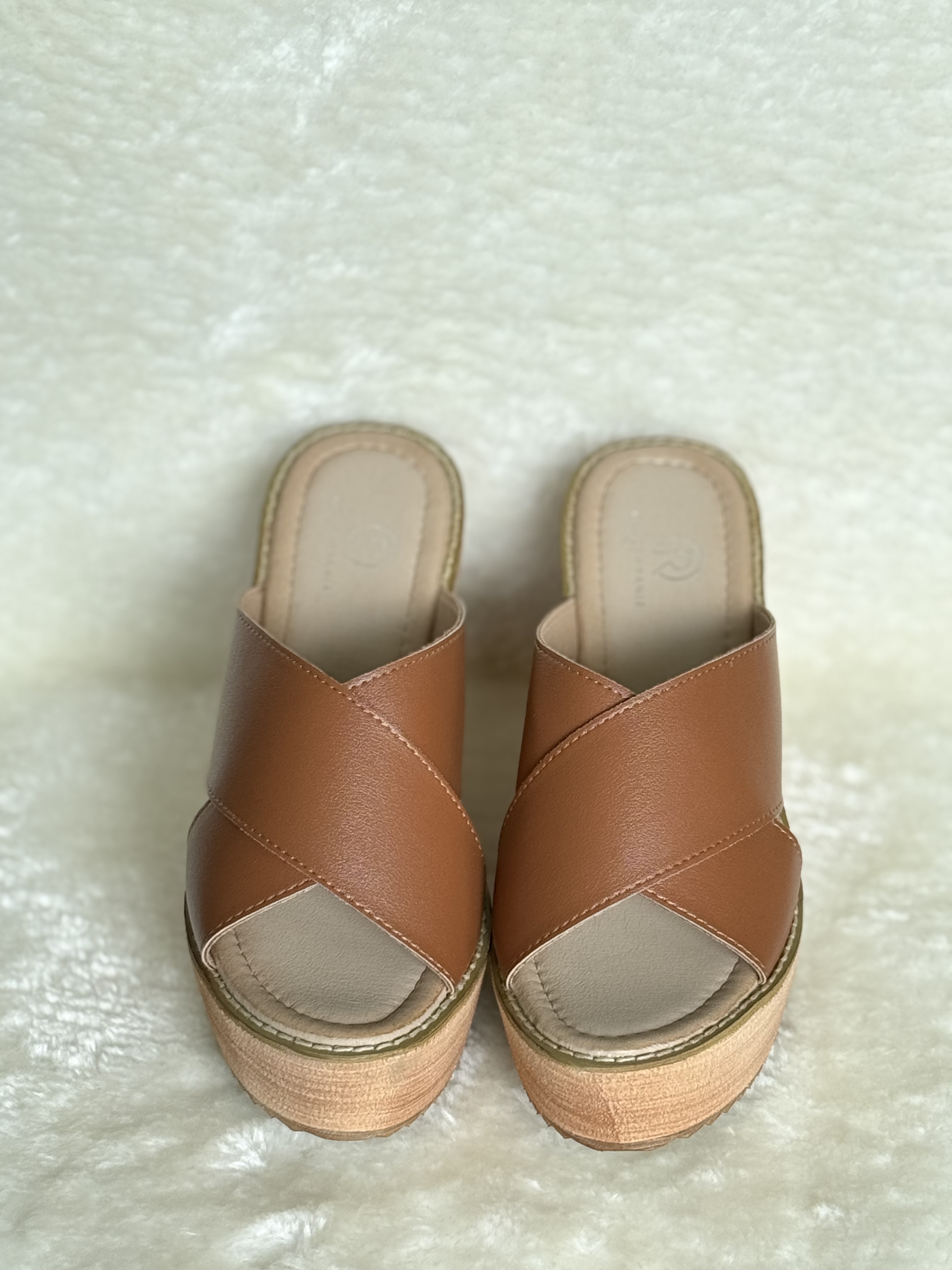LATIE Leather Wedge