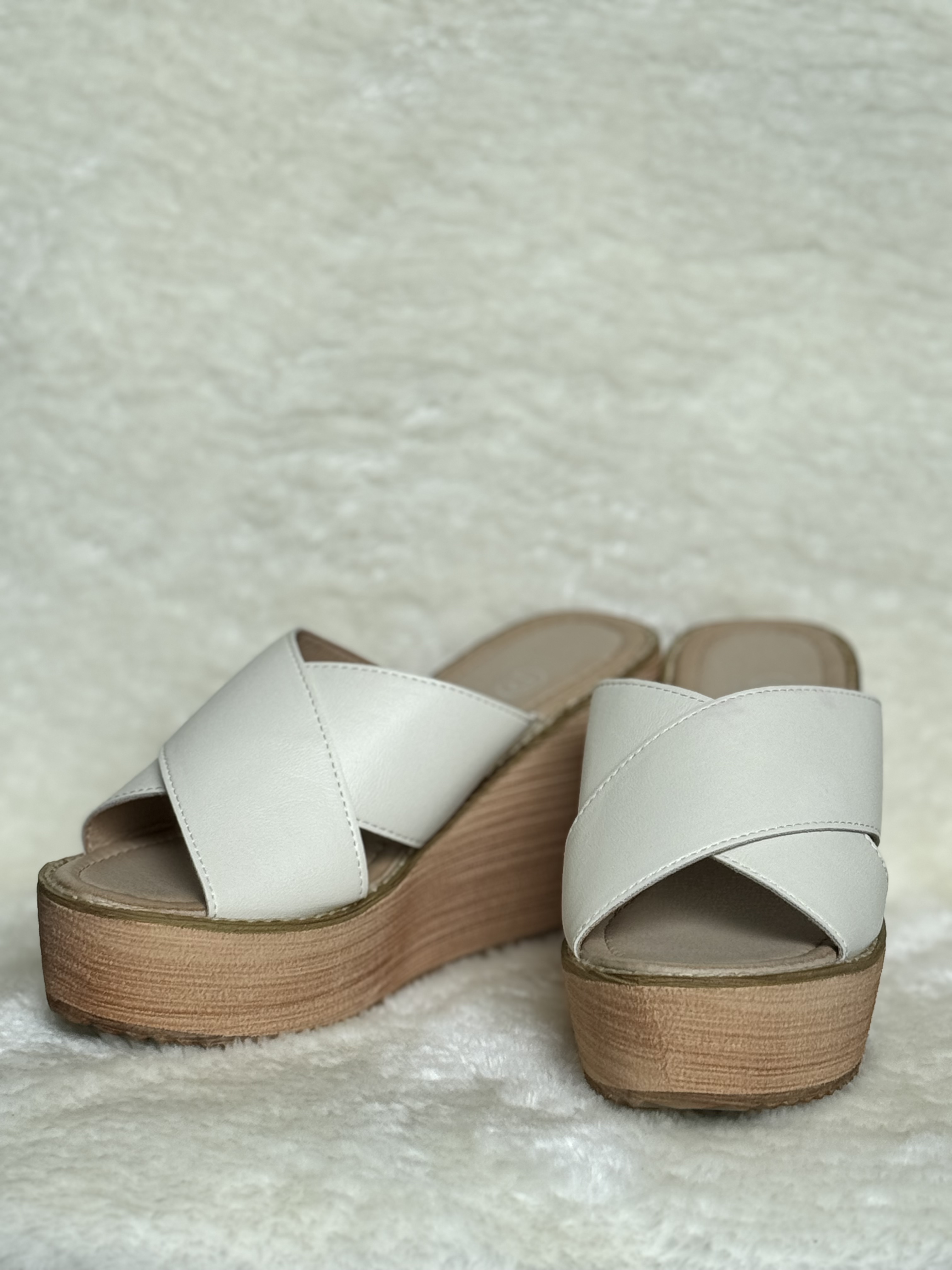 LATIE Leather Wedge