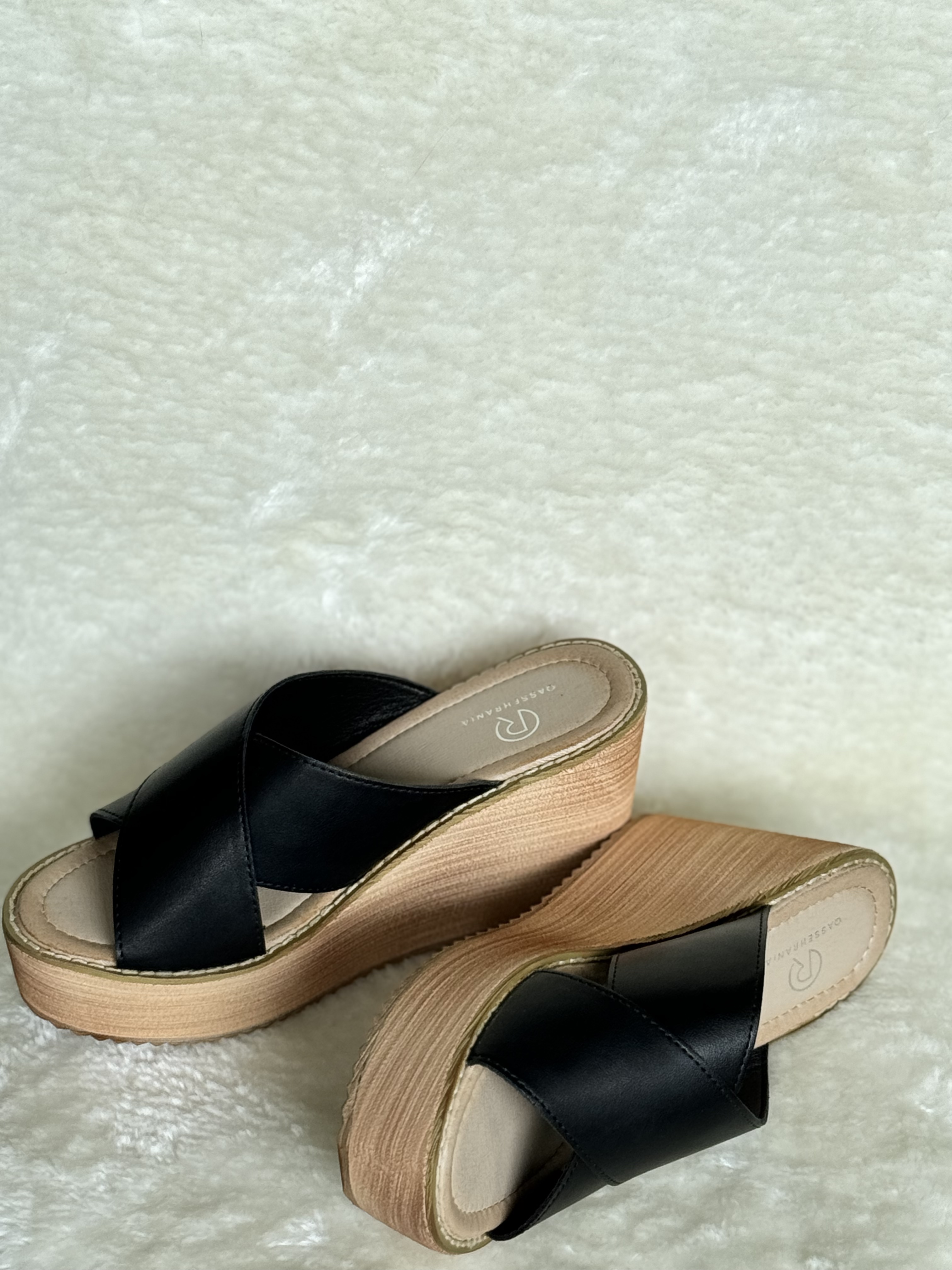 LATIE Leather Wedge