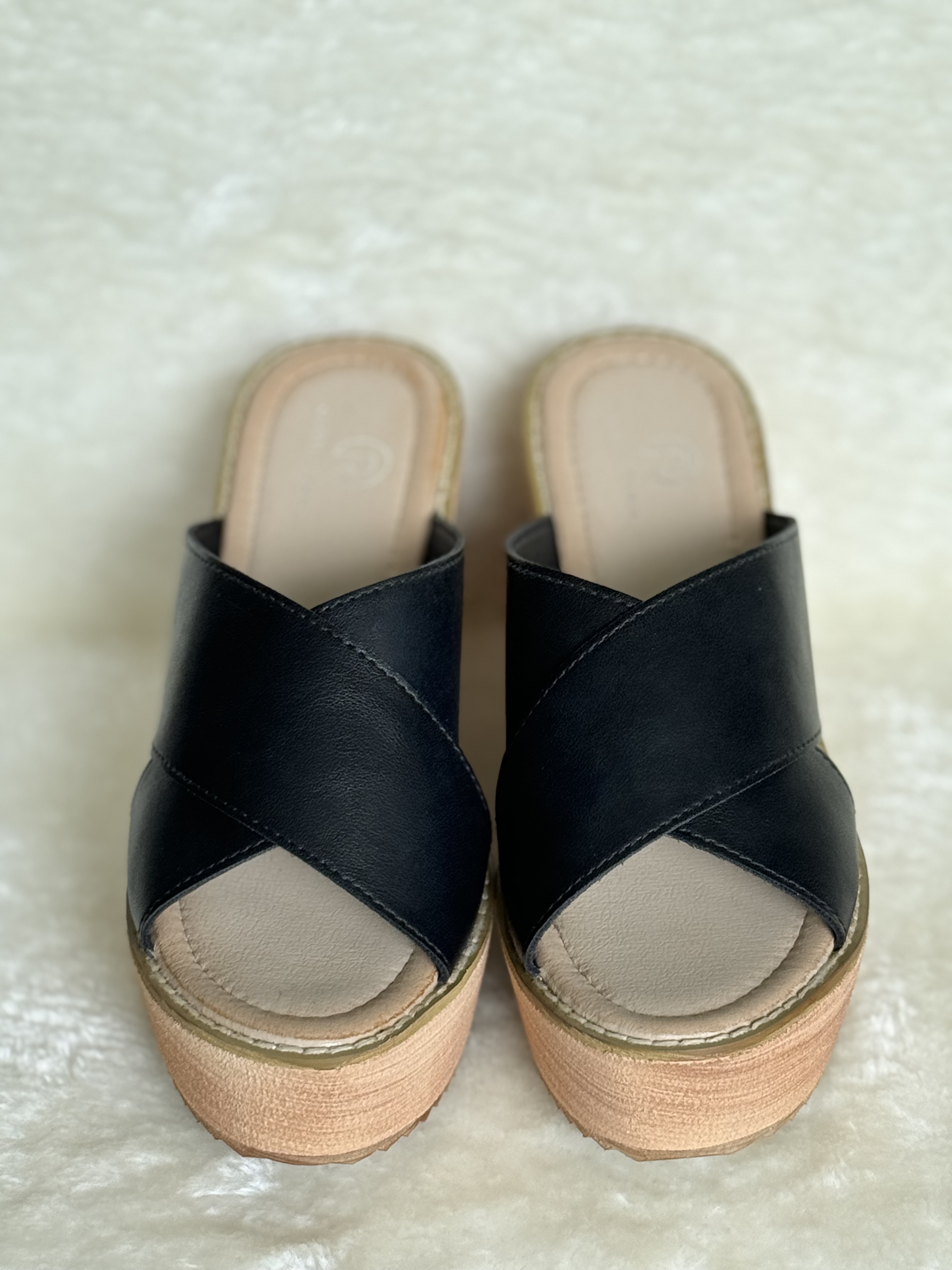 LATIE Leather Wedge