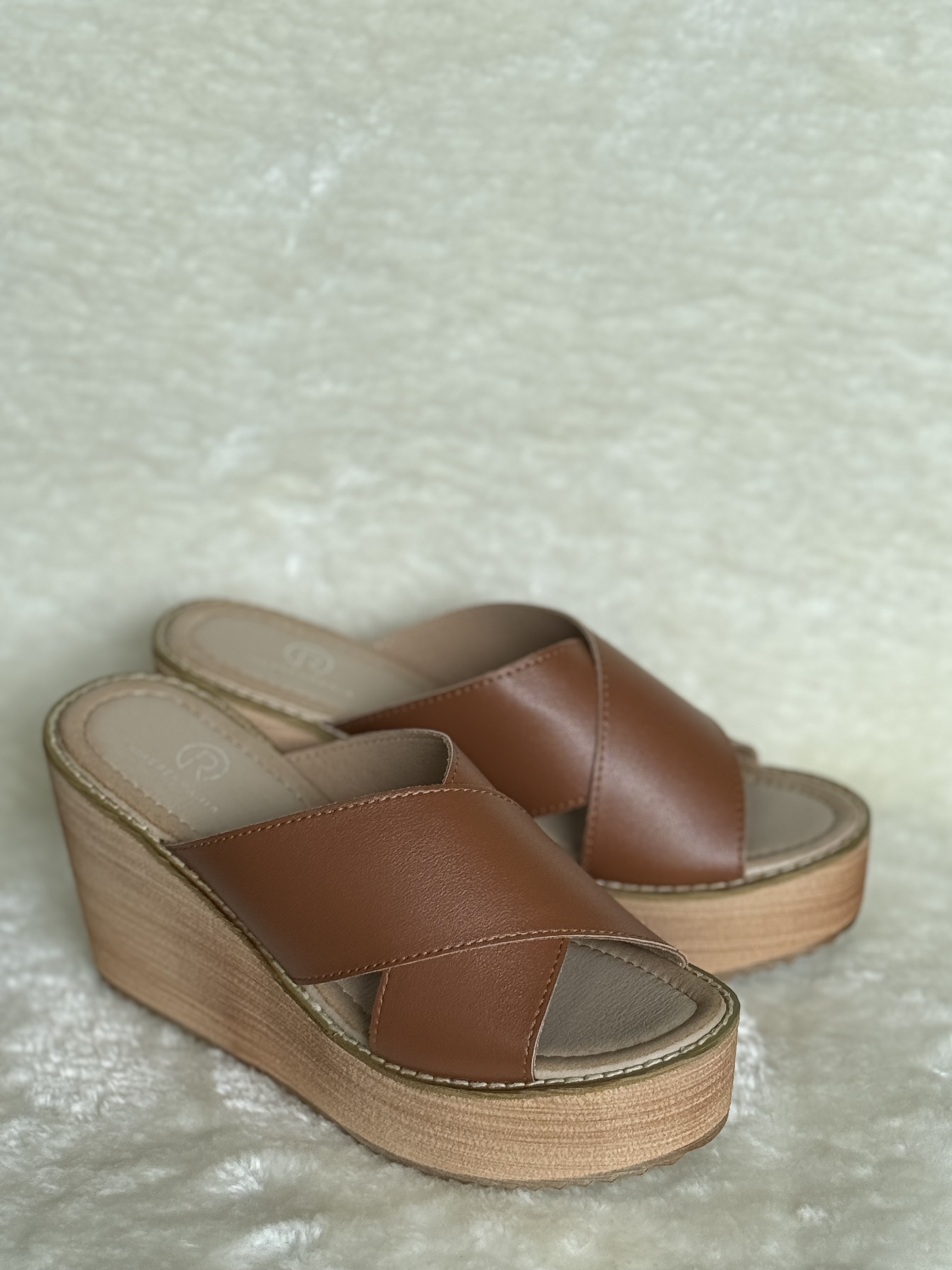LATIE Leather Wedge