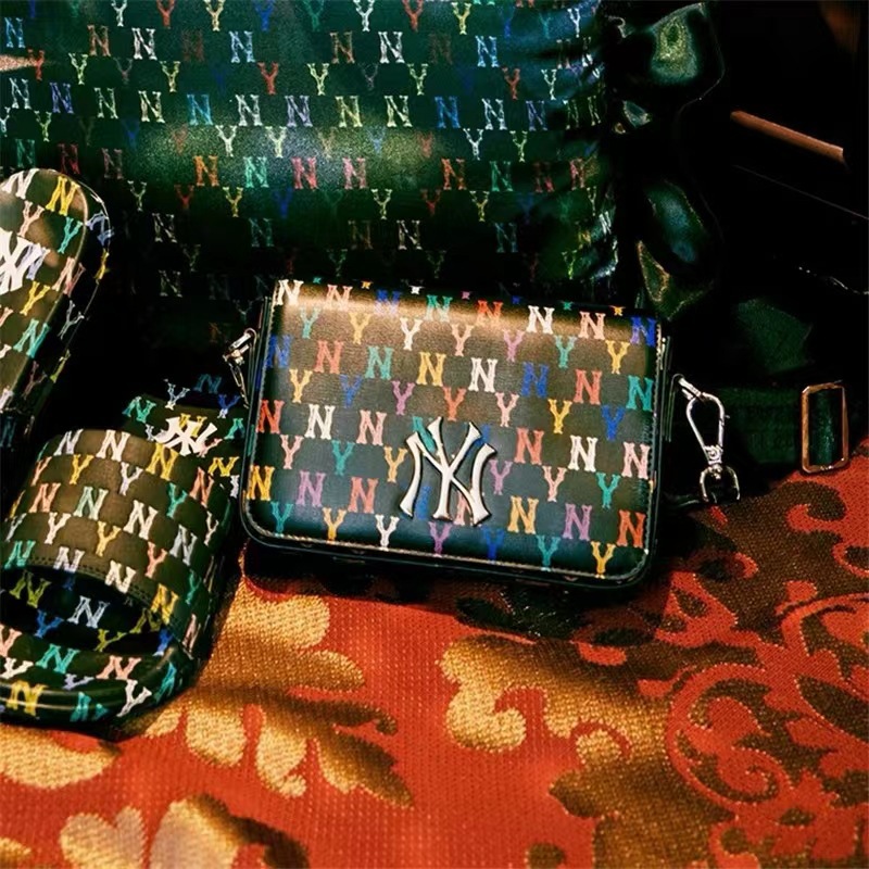 エムエルビーコリア  エンボス モノグラム NYロゴ ミニ クロスバッグ