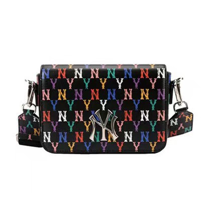 エムエルビーコリア  エンボス モノグラム NYロゴ ミニ クロスバッグ