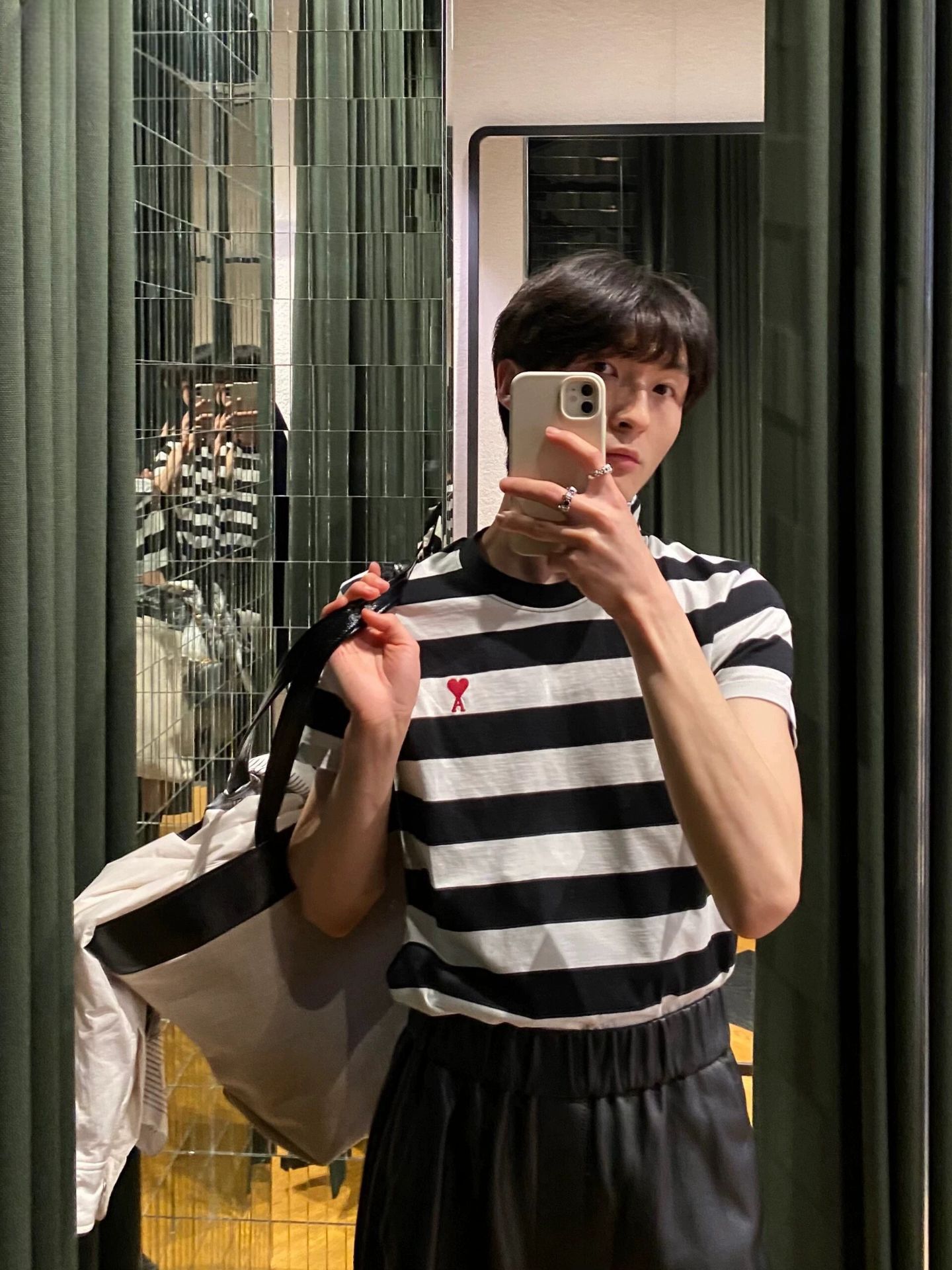 アミ・パリス ロゴプリントオーガニックコットン半袖Tシャツ