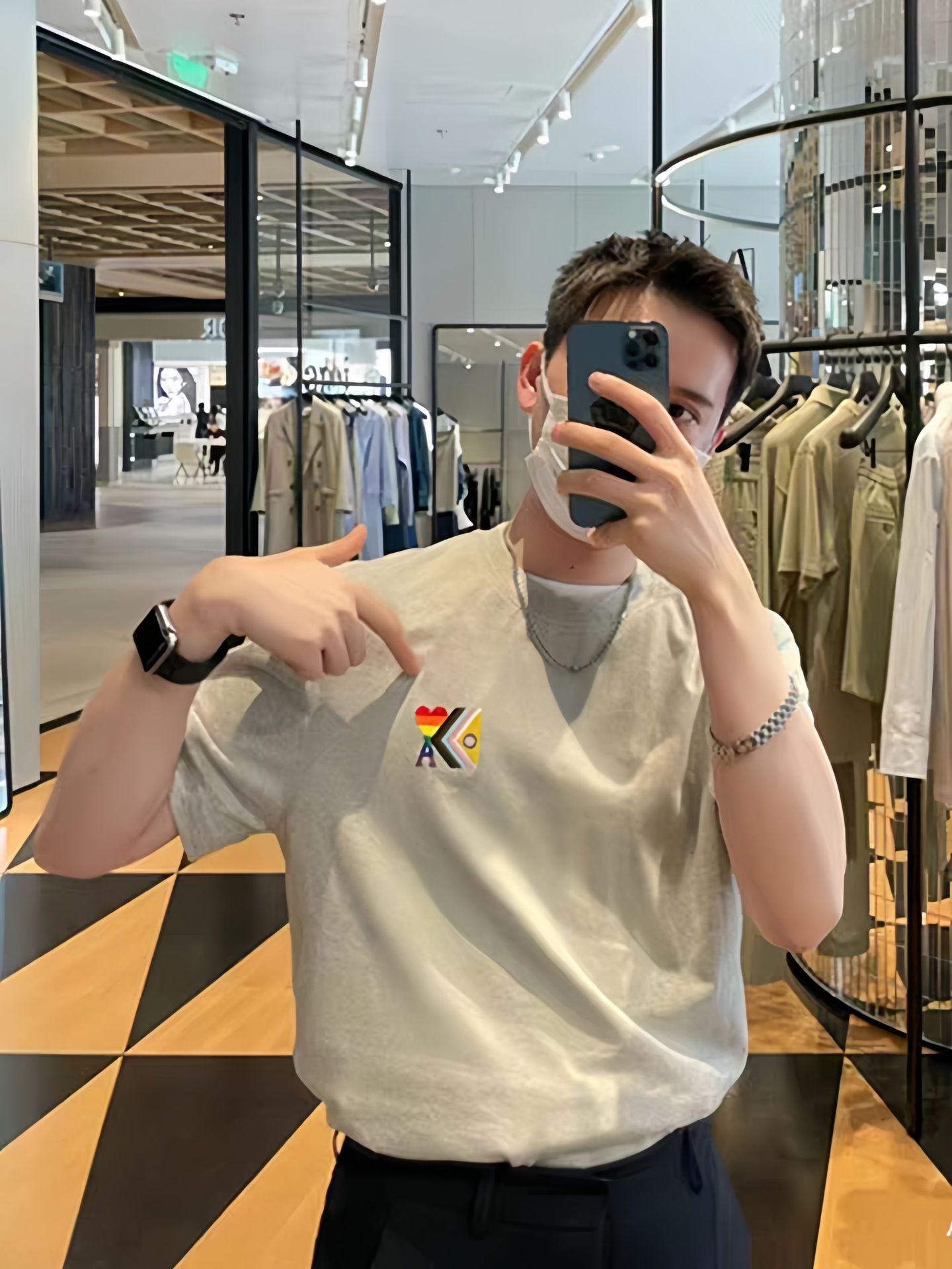 アミ・パリス  ハートロゴ 半袖Tシャツ MTS004 